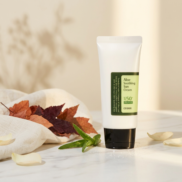 COSRX Aloe Soothing Sun Cream cu in natural și frunze de toamnă