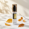 COSRX Snail Peptide Eye Cream pe marmură cu frunze aurii și arămii