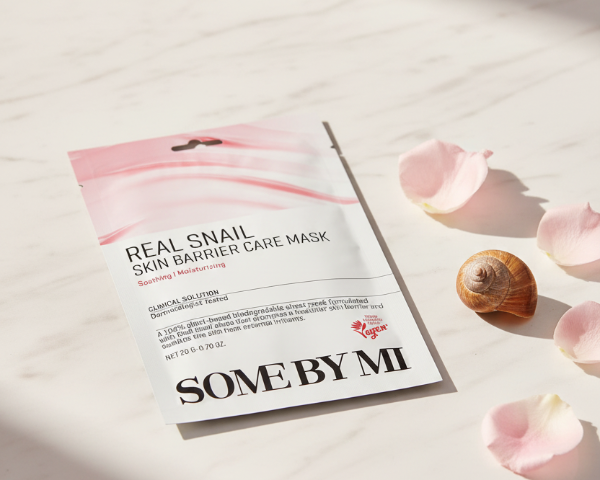 Some By Mi Real Snail Skin Barrier Care Mask – lifestyle pe marmură albă