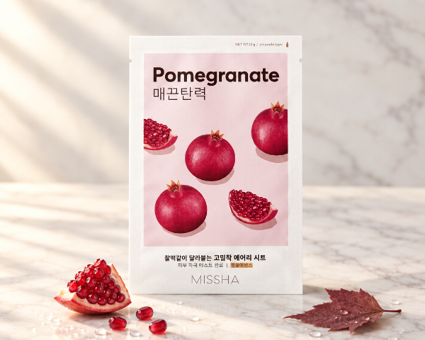 Mască MISSHA Pomegranate în decor minimalist de toamnă
